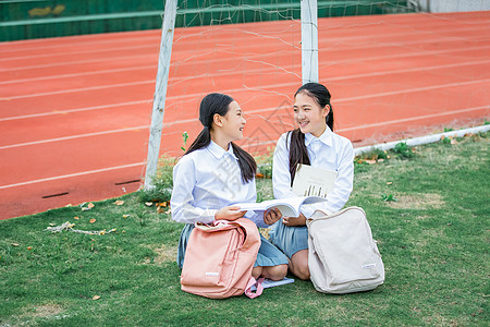 小学生操场看书图片