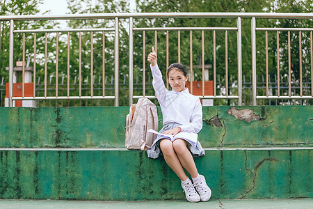 小学生操场看书背景图片