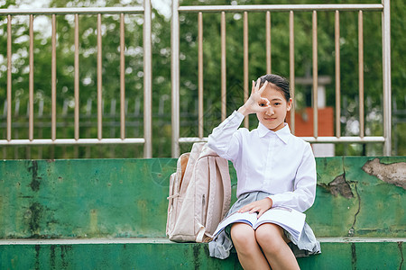 小学生操场看书背景图片