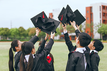 小学生毕业小学毕业生手举帽子背景