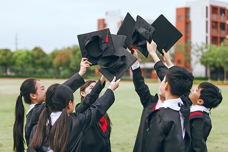 小学毕业生手举帽子图片