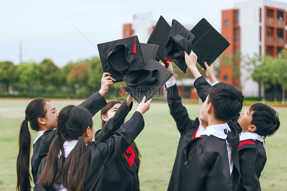 小学毕业生手举帽子图片