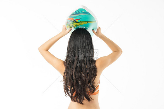 泳装美女拿冲浪板背影图片