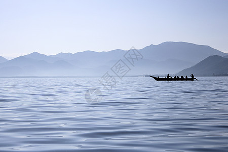 清晨的小船背景图片