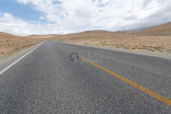 戈壁沙漠上的公路图片
