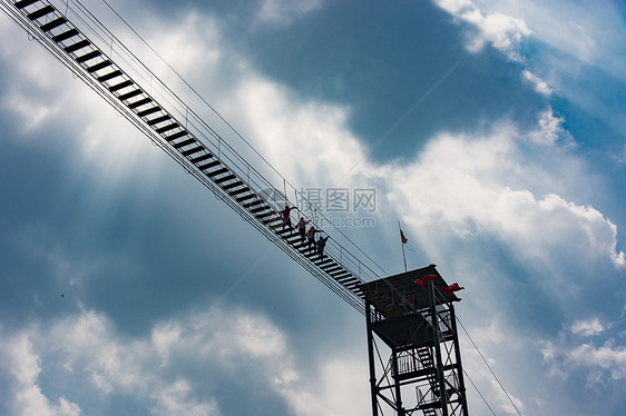 高空绳索图片