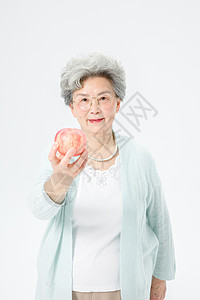 老人吃苹果背景图片