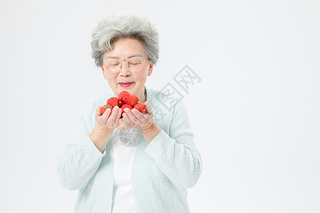 老人吃草莓图片