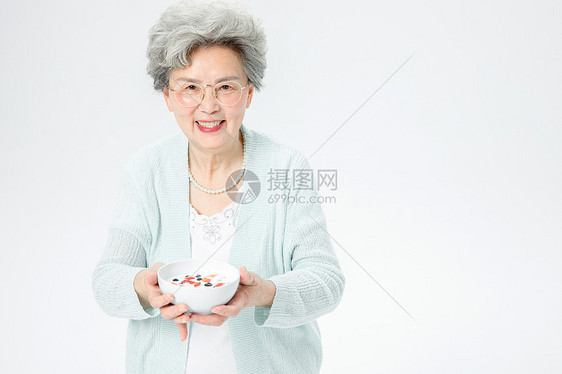老人吃酸奶图片