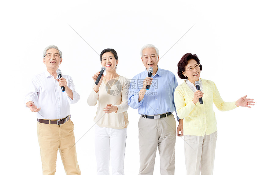 老年人一起拿话筒唱歌图片