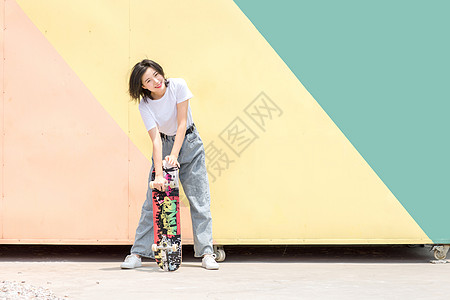 活力女青年玩滑板图片