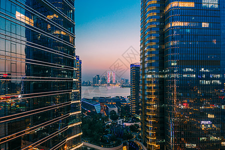 夜景城市楼宇中的东方之门背景