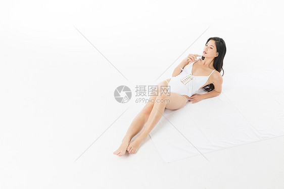 泳装美女晒太阳喝香槟图片