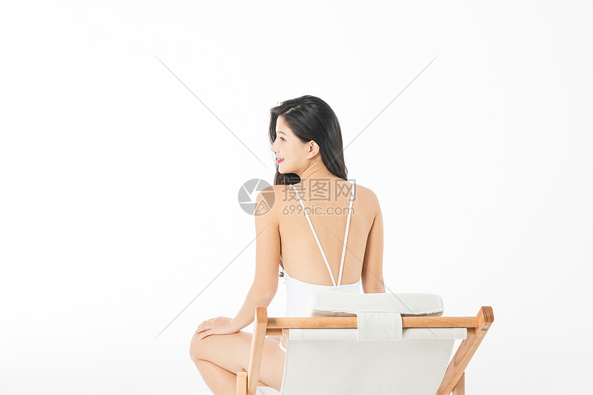 泳装美女在躺椅上晒太阳图片