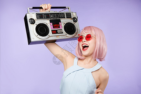 美女抱着收音机图片