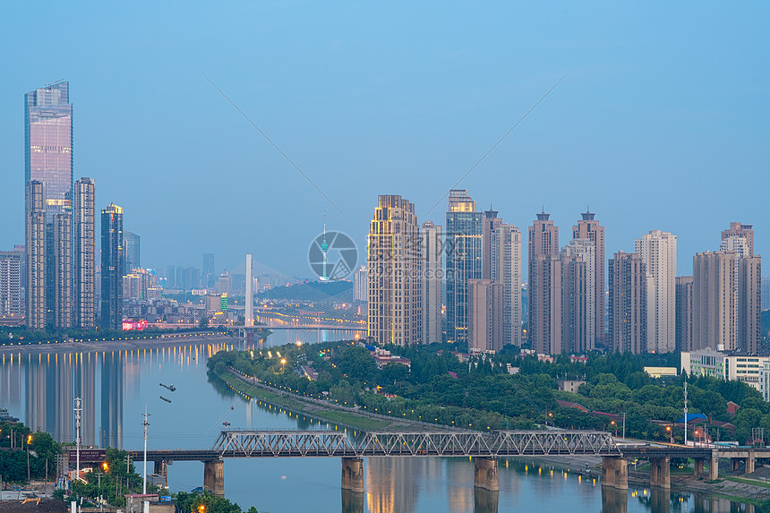 城市江景天际线建筑群图片