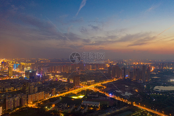 夕阳晚霞城市夜景道路图片