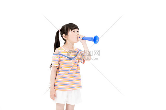小女孩吹喇叭图片