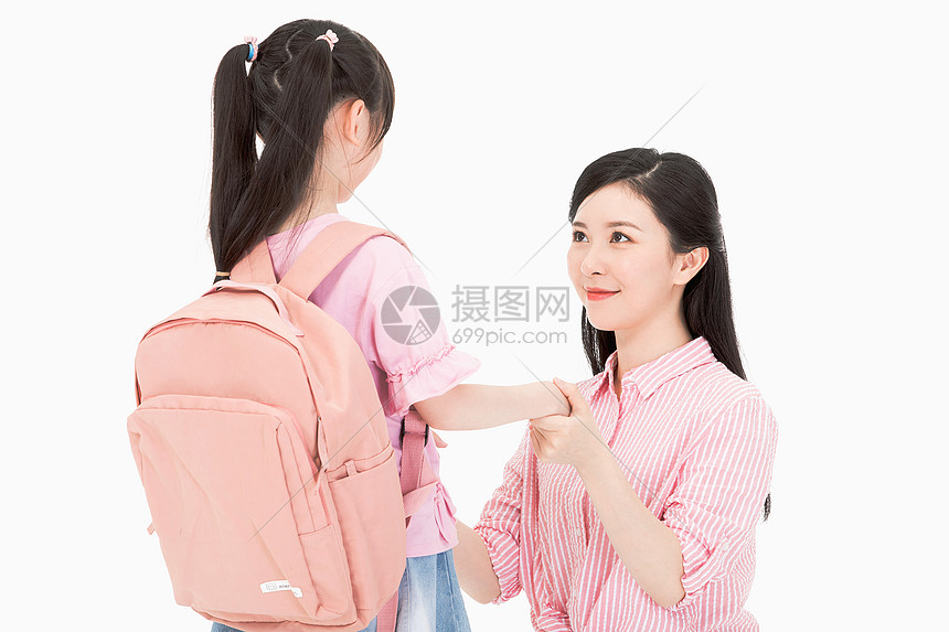 妈妈接女儿放学图片