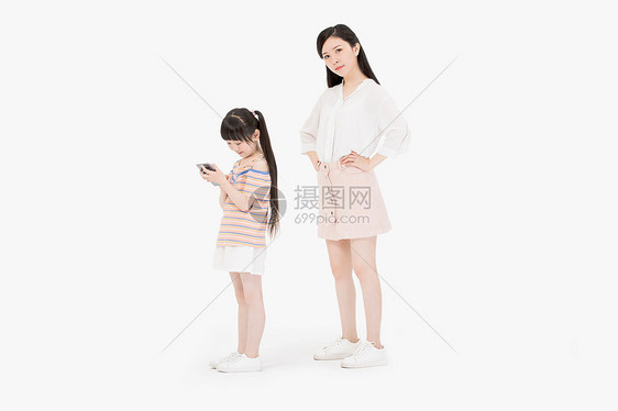 妈妈生气女儿玩手机图片