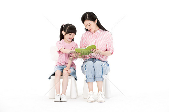 母女看书图片
