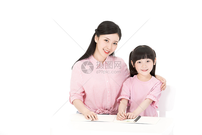 母亲教女儿写作业图片