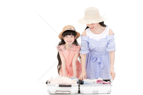 母女整理行李箱图片