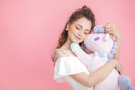 女生抱娃美妆少女抱玩偶背景