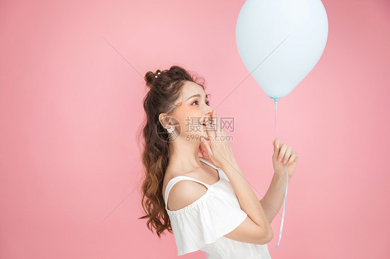 美妆少女拿气球图片