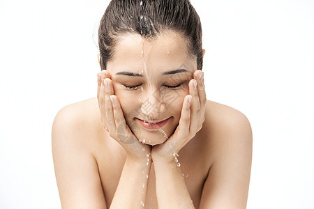 女性洗脸泼水年轻女孩护肤洗脸背景