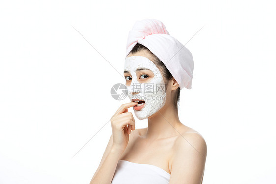 女性敷面膜图片