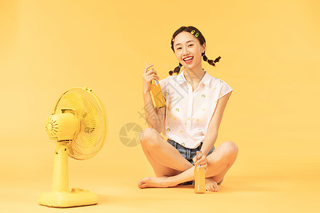 夏日美女喝汽水图片