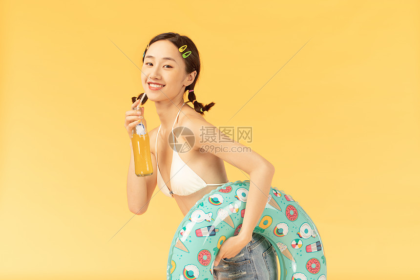 夏日美女喝汽水图片