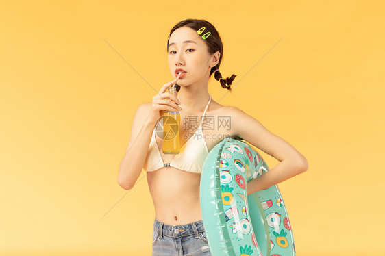 夏日美女喝汽水图片