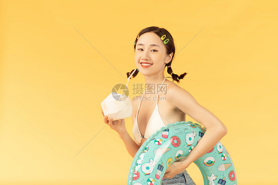 夏日美女喝椰子图片