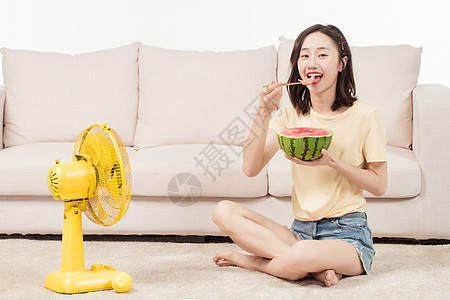 青年女子客厅吃西瓜图片