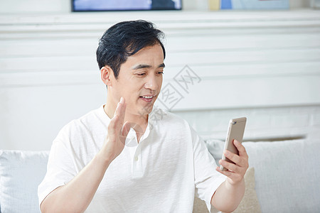 中年男性用手机视频通话图片
