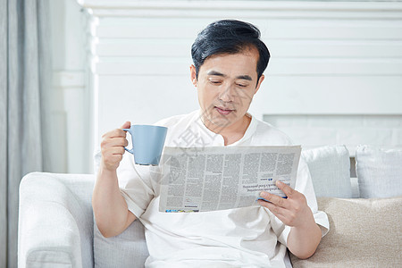 中年男性在家看报纸图片