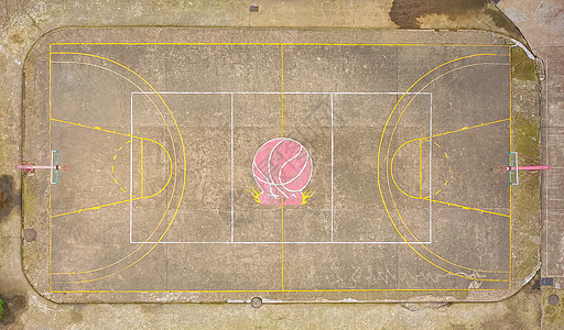 俯瞰乡村中学简易篮球场背景图片