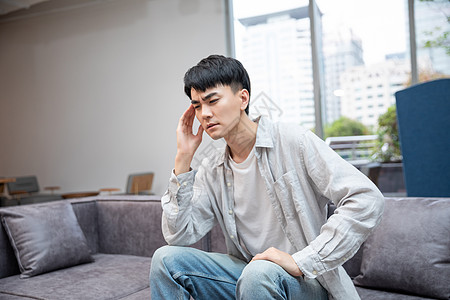 职场男青年头痛背景