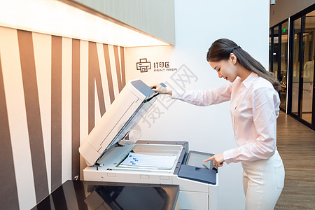 造福员工年轻女职员操作打印机背景