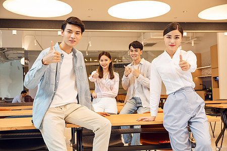 点赞的年轻人青年创业背景