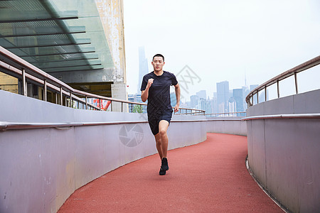 运动男性跑步图片