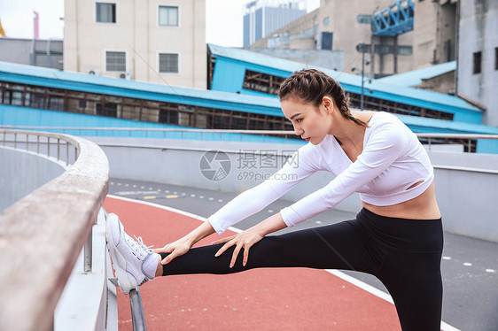 运动女性热身拉伸图片