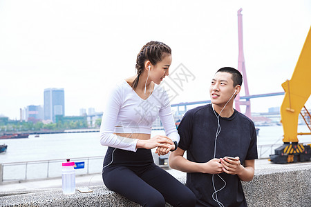 运动男女交谈交流图片