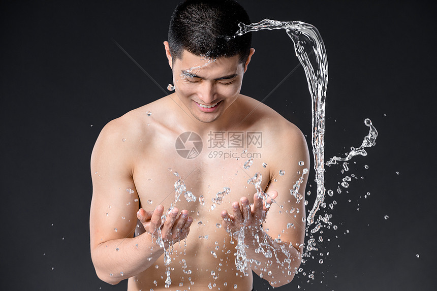 男性洗脸洁面图片