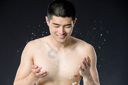 男性洗脸动作背景图片