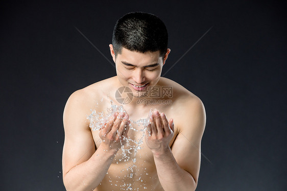 男性洗脸图片