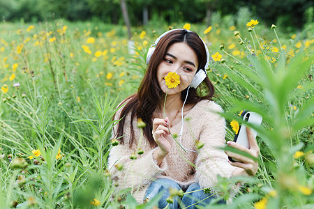 戴耳机自拍的女生图片