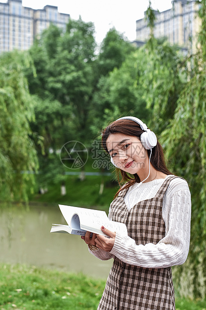 公园听歌看书的女学生图片